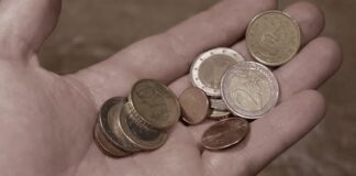 Η κυβέρνηση μοιράζει δίφραγκα στους ιθαγενείς μετά τη δημοσιοποίηση του υπερπλεονάσματος